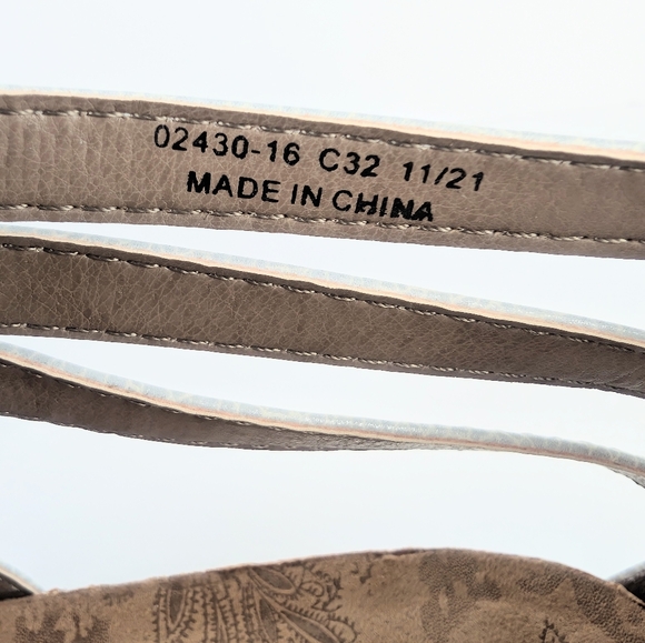 NWT BearPaw Layla II White Metallic Sandals (Size: 9 Wide) - Picture 3 of 10